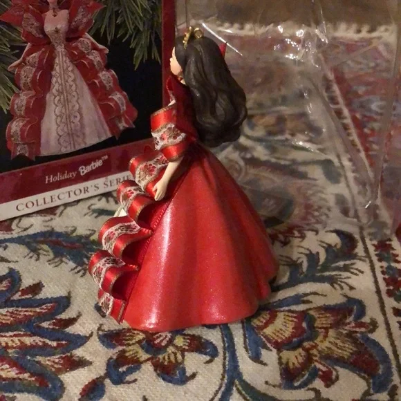 Collectible Hallmark 1997 Holiday BARBIE Fifth in Series of Happy Holiday Dolls - Picture 7 of 15